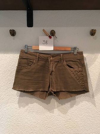 olivgrüne Jeans/Hotpants/Shorts/kurze Hose mit Nieten