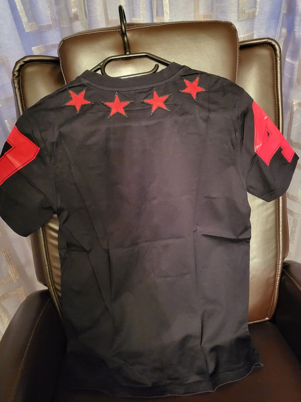 Givenchy T-shirt: Givenchy T-shirt – Nuovo (secondo la descrizione) da Grenchen venduto da Lucifero17 1
