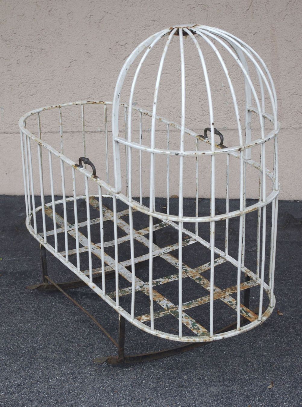 Skulpturen & Statuen: grosse antike Shabby Chic Eisenwiege – Gebraucht aus Meggen von Trouvaillen 3