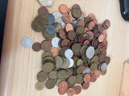 Glas voller verschiedenen Münzen von verschiedenen Ländern