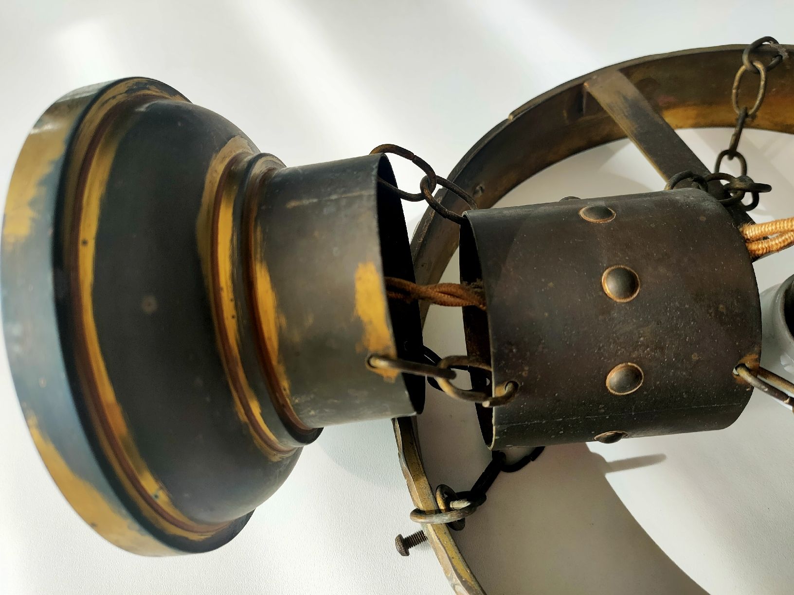 Lampadari & plafoniere: Antike Deckenlampe Kugelglas / Milchglas mit Messingrand, – Usato da Gipf-Oberfrick venduto da minini 4