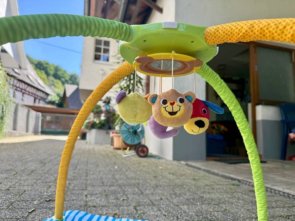 Tappeto da gioco: Baby Krabbeldecke mit Spielbogen – Usato da Zürich venduto da tom_m9qb 1
