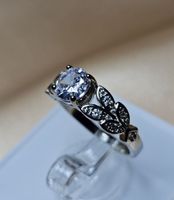 Charmanter Ring mit weissem Stein, Gr. 8