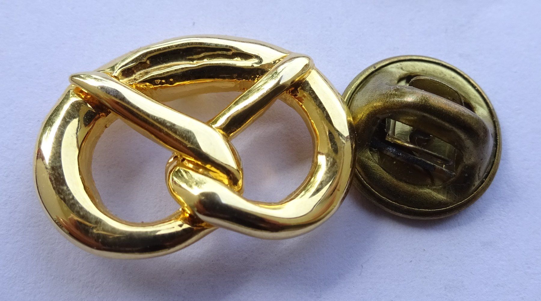 Placchette & Badge: Pin Golden Brezel – Usato da Utzenstorf venduto da BUtter81