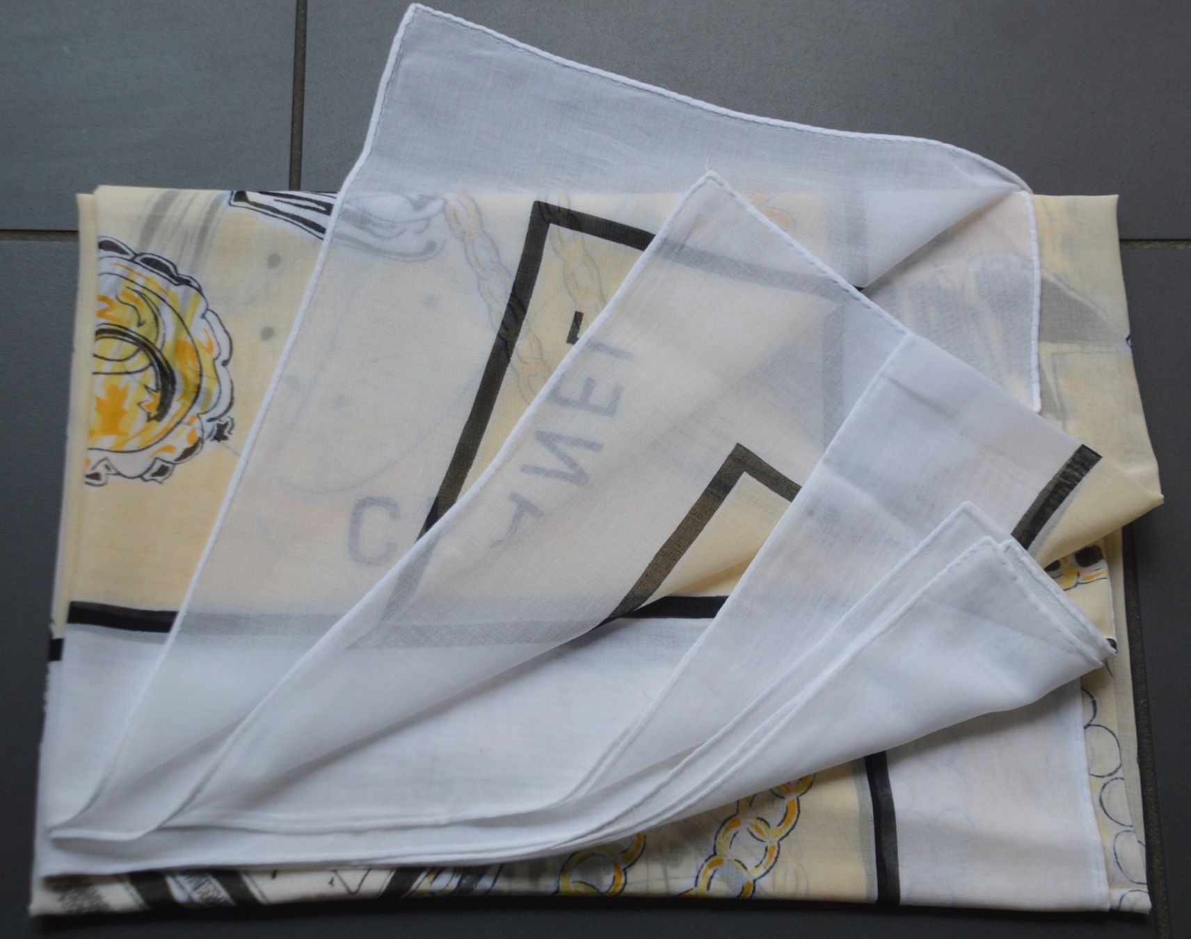 Chanel Foulard & Sciarpe: Schal Chanel châle – Usato da Collonges venduto da Auganien 1