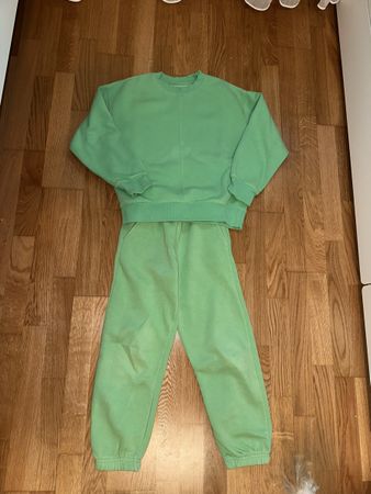 Trendiger, grüner Jogginganzug, Grösse 128