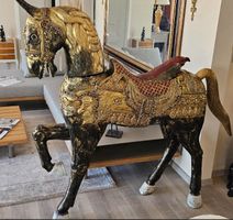 Cheval en bois doré et noir grande taille, (en stock)