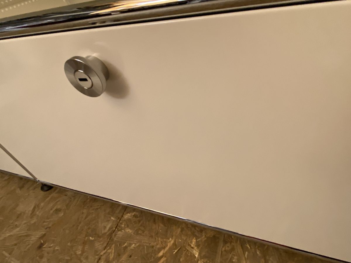USM Scaffali: USM Haller Sideboard 2/2 in Reinweiss – Usato da Rikon im Tösstal venduto da Design4Life 2