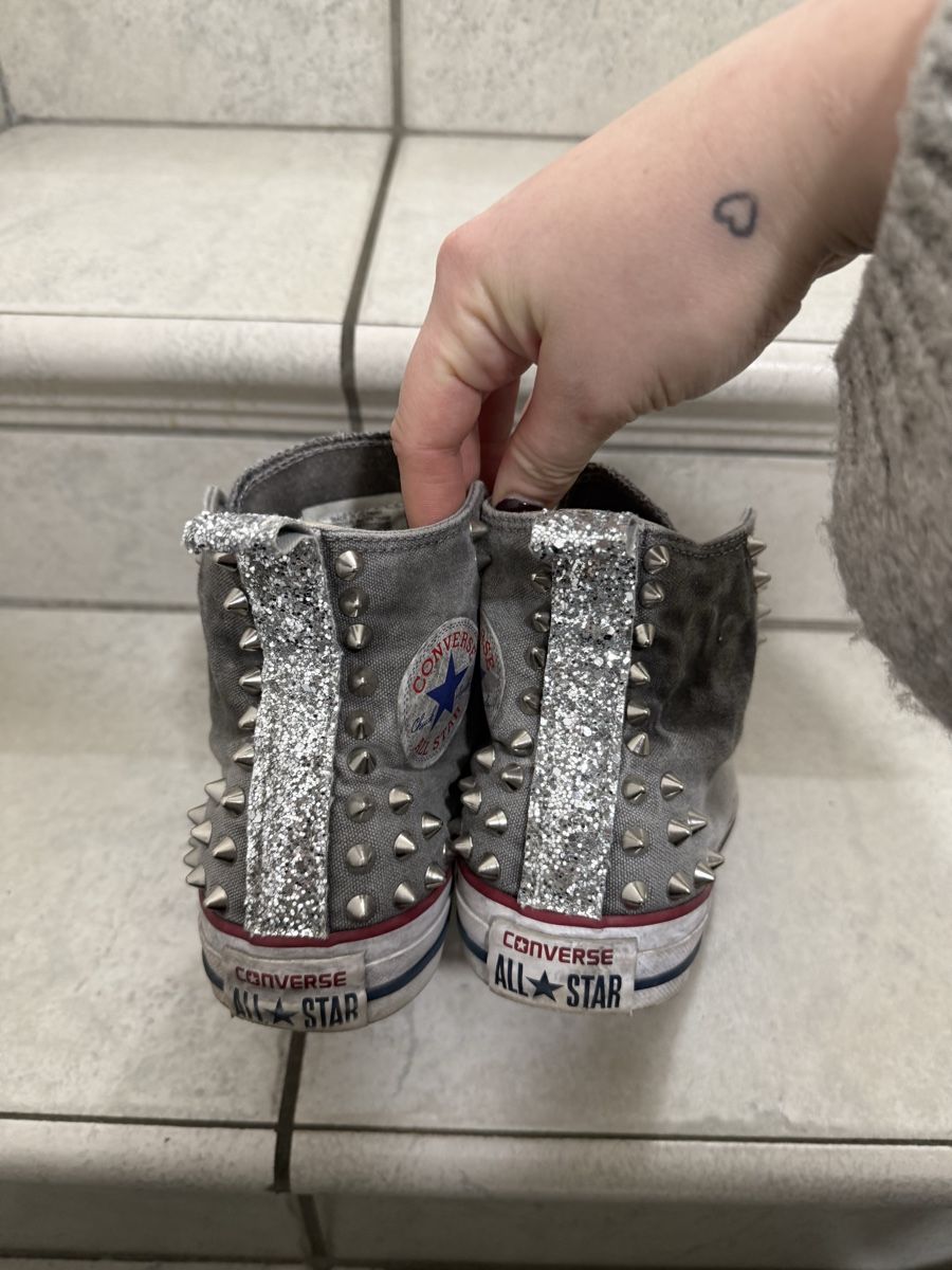 Converse Scarpe da uomo: Converse All Star alte grigie con brillantini e borchie – Usato da Minusio venduto da jaelle.foc 2