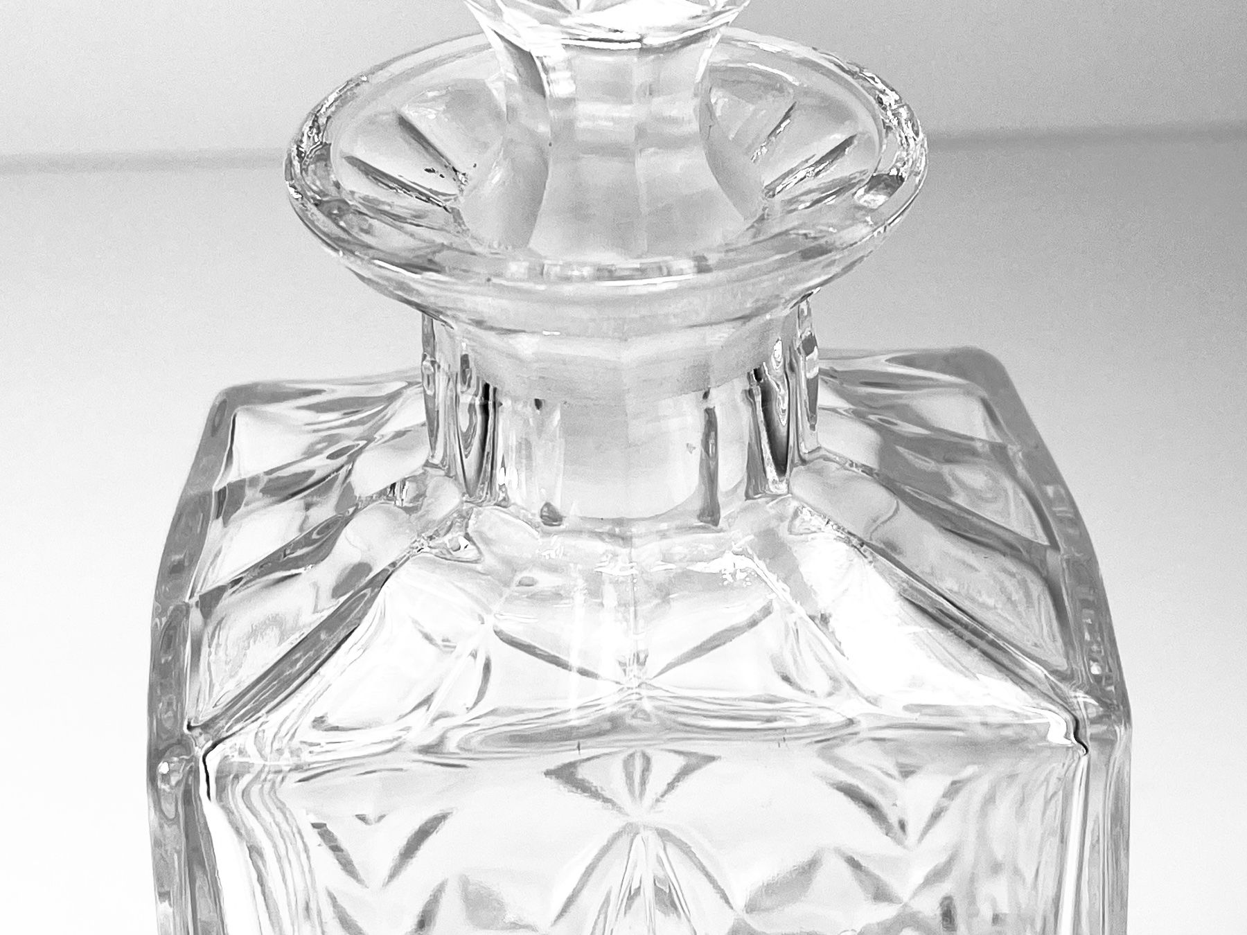 Caraffe: Elegante Kristallkaraffe/Whiskeykaraffe mit Glasstopfen – Usato da Zürich venduto da Arche_Brockenhaus 5