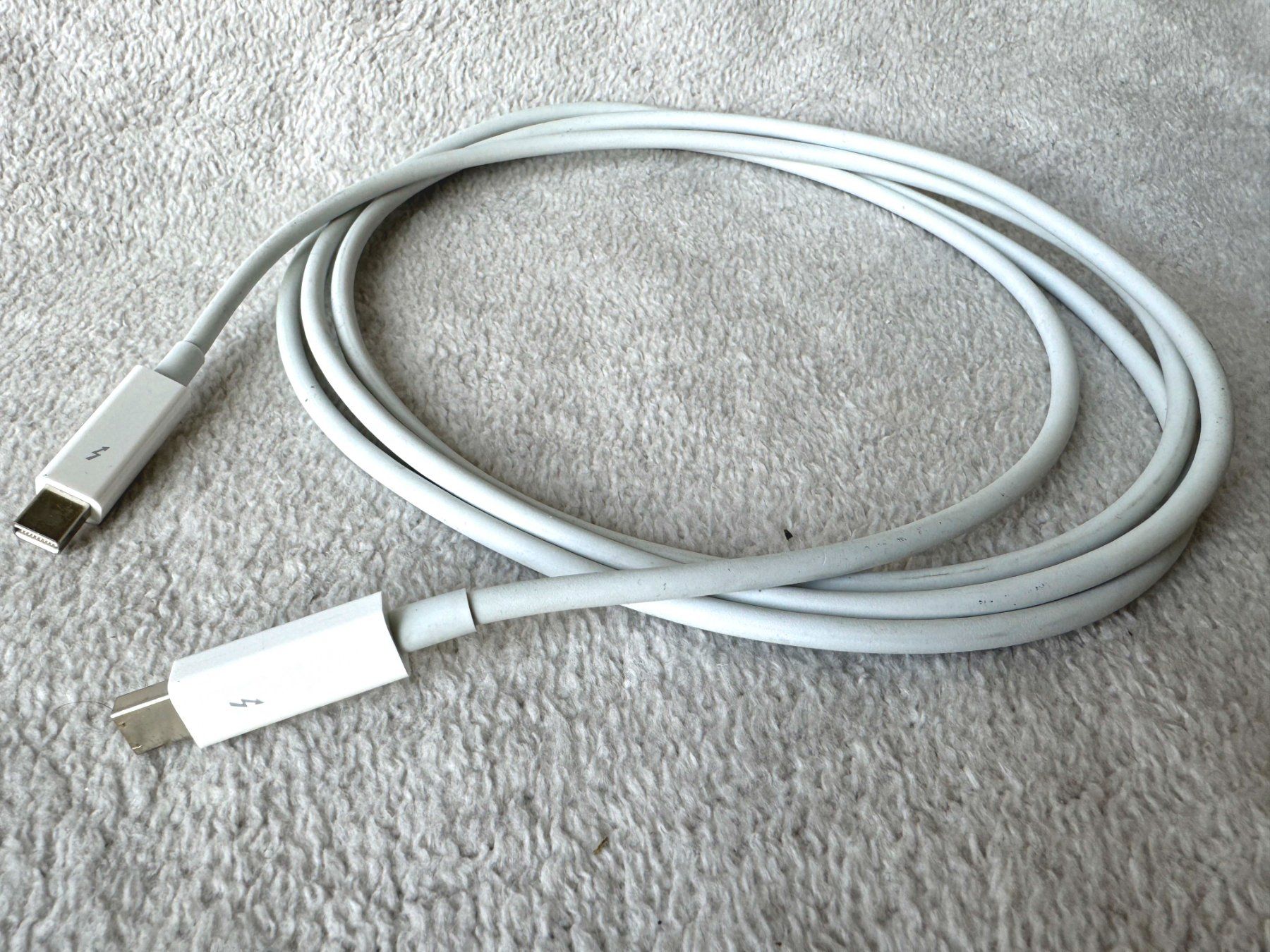Apple Cavi: Apple Thunderbolt Kabel 2m guter Zustand – Usato da Zürich venduto da Malco0