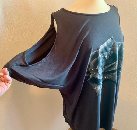 Schwarzes Cold-Sholdershirt mit Rosenprint
