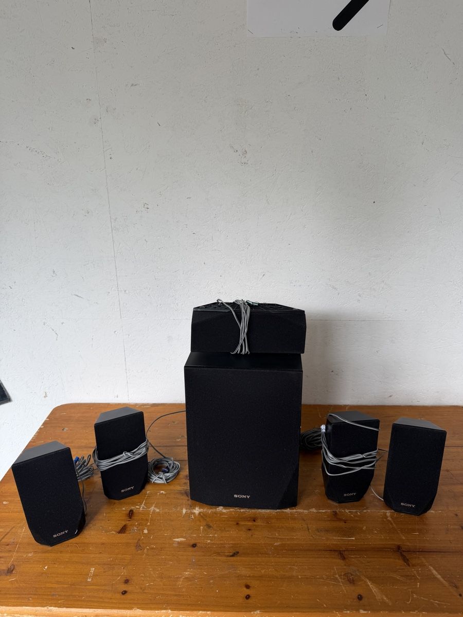 Sony Home Cinema: Sony 5.1 Lautsprecher-Set mit Subwoofer – Usato da Gurmels venduto da SwissShop21