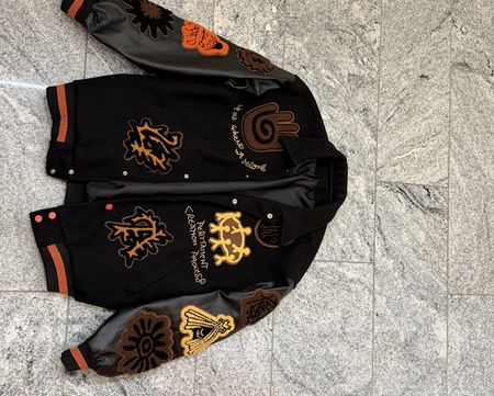 Varsity College Jacke schwarz Patches Kunstleder-Aermel Gr M