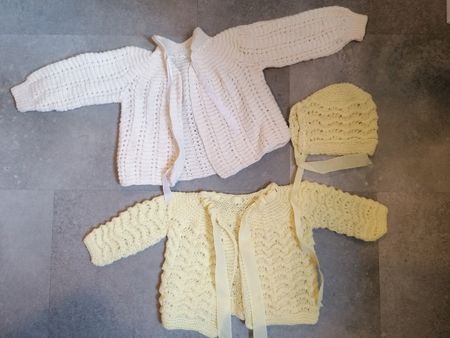 2 cardigan nuovi per neonato + 2 cuffie in lana. 