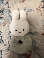 Plüschtier Miffy Hase grün weiss neuwertig Baby Rassel