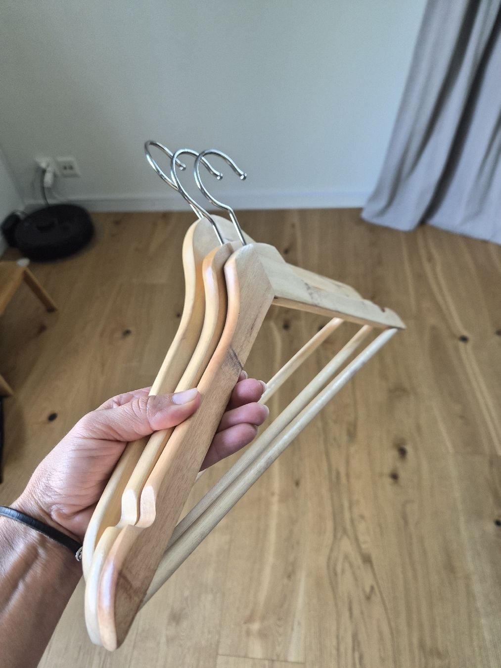 Ikea Appendiabiti: 50 Wooden Clothes Hangers Ikea – Usato da Maur venduto da Sofi___