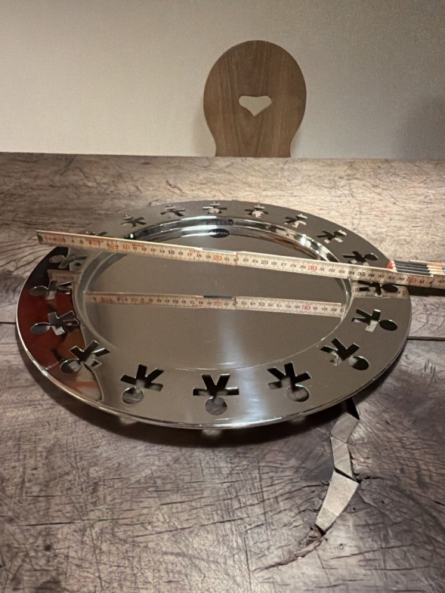 Alessi Piatti di portata: Alessi Platte mit Figuren, Edelstahl, Durchmesser 40cm – Usato da Zuoz venduto da Grr1974 2
