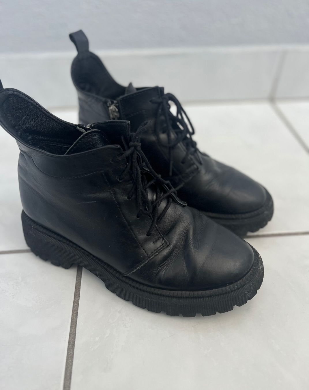 Scarpe da donna: Bottines mi-saison cuir – Usato da L'Orient venduto da var_ly9m 1