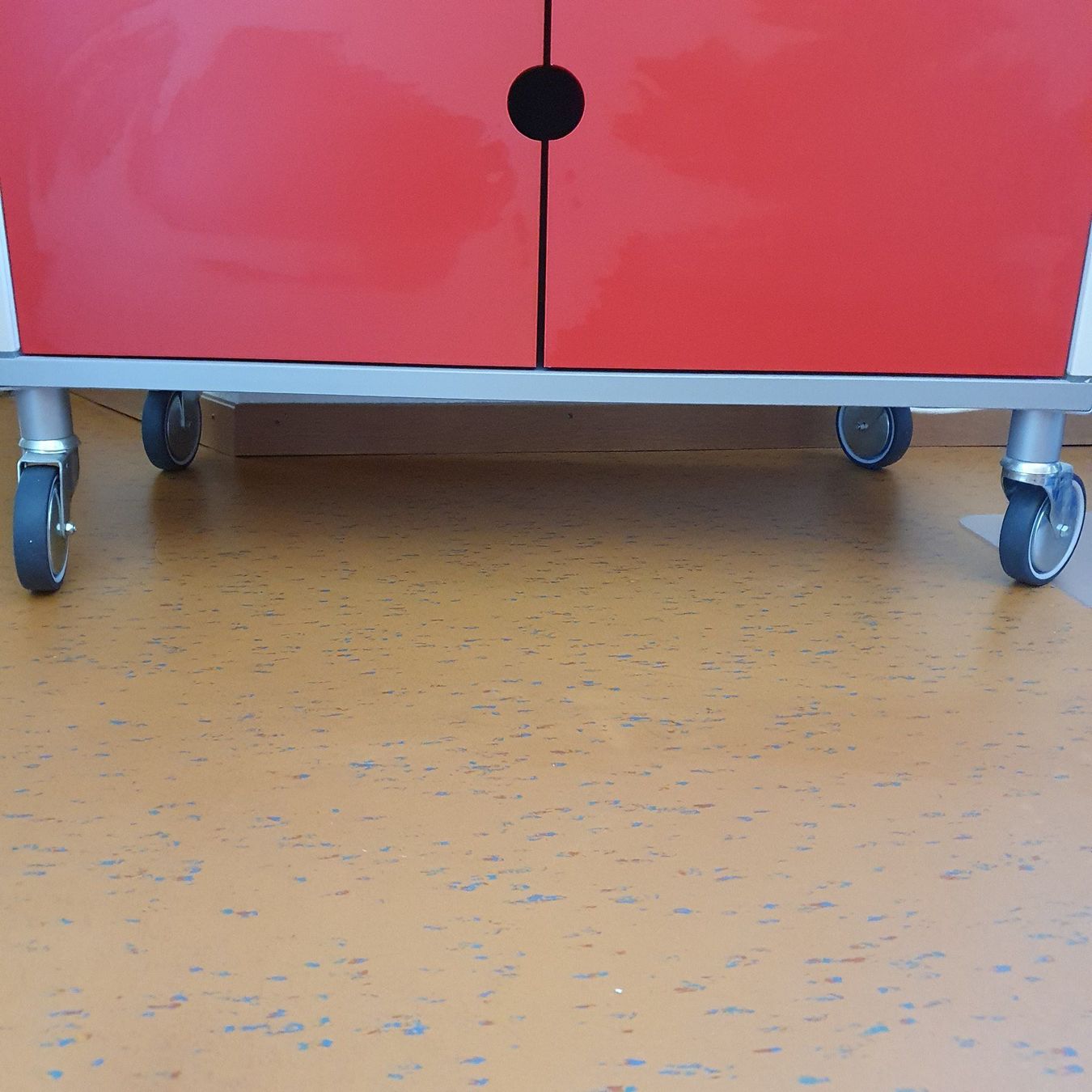 Ikea Korpus: Büromöbel auf Rollen – Gebraucht aus Wetzikon von Heia01 1