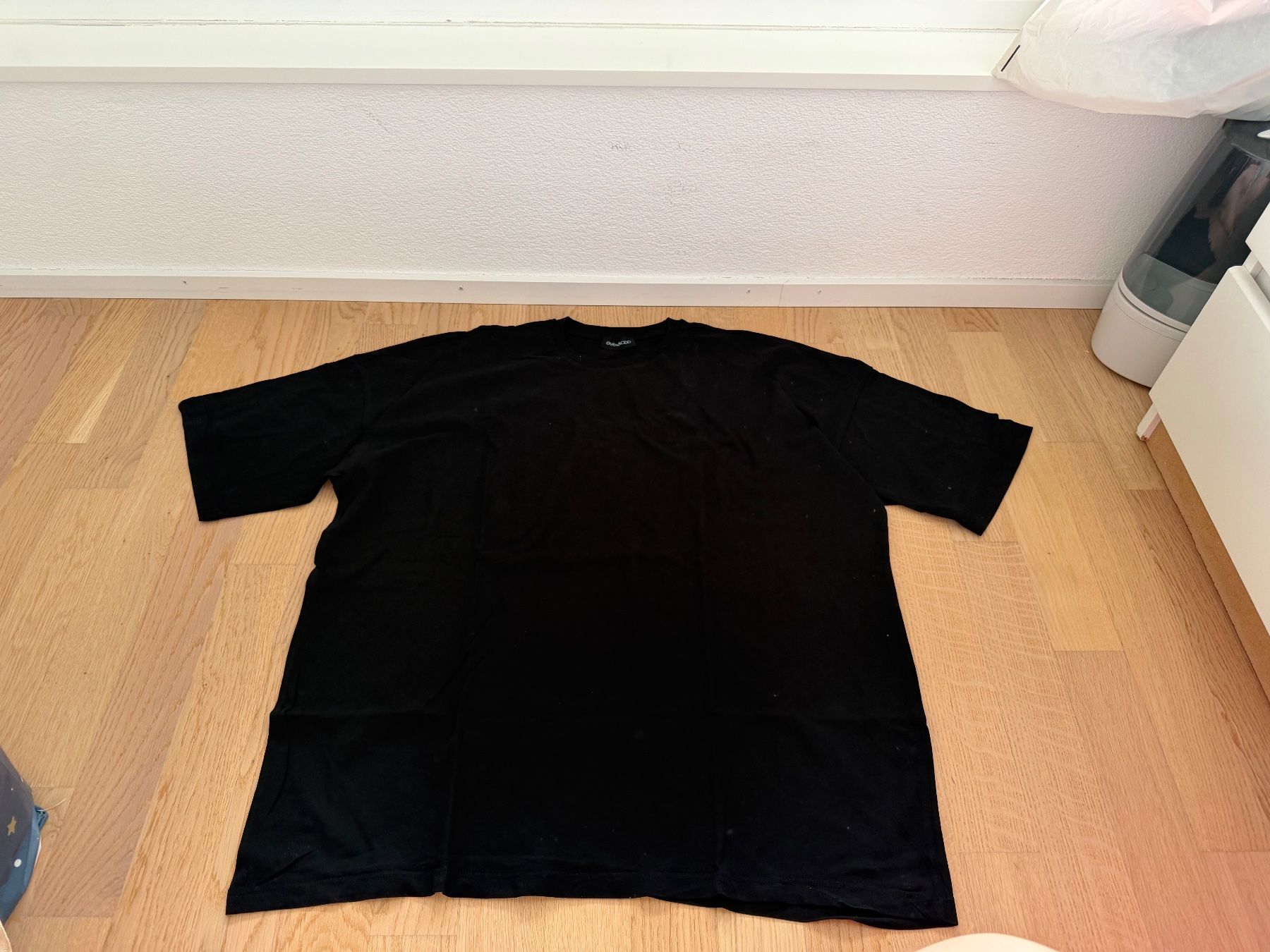 T-shirt: Schwarzes T-Shirt – Usato da Liestal venduto da sla.kova 1