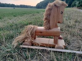 Holzpferd mit Rädern braun 