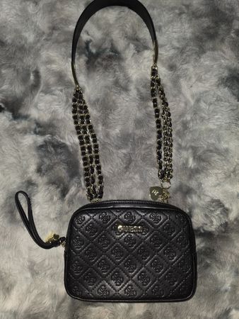Handtasche schwarz GUESS gesteppt mit Herzanhänger Neu!