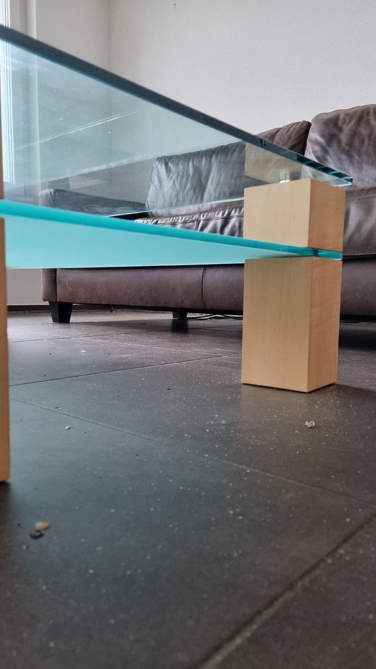 Tavoli: Glastisch mit Holzfüssen – Usato da Frauenfeld venduto da Airi 4