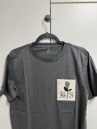 Stylisches graues T-Shirt Grösse M