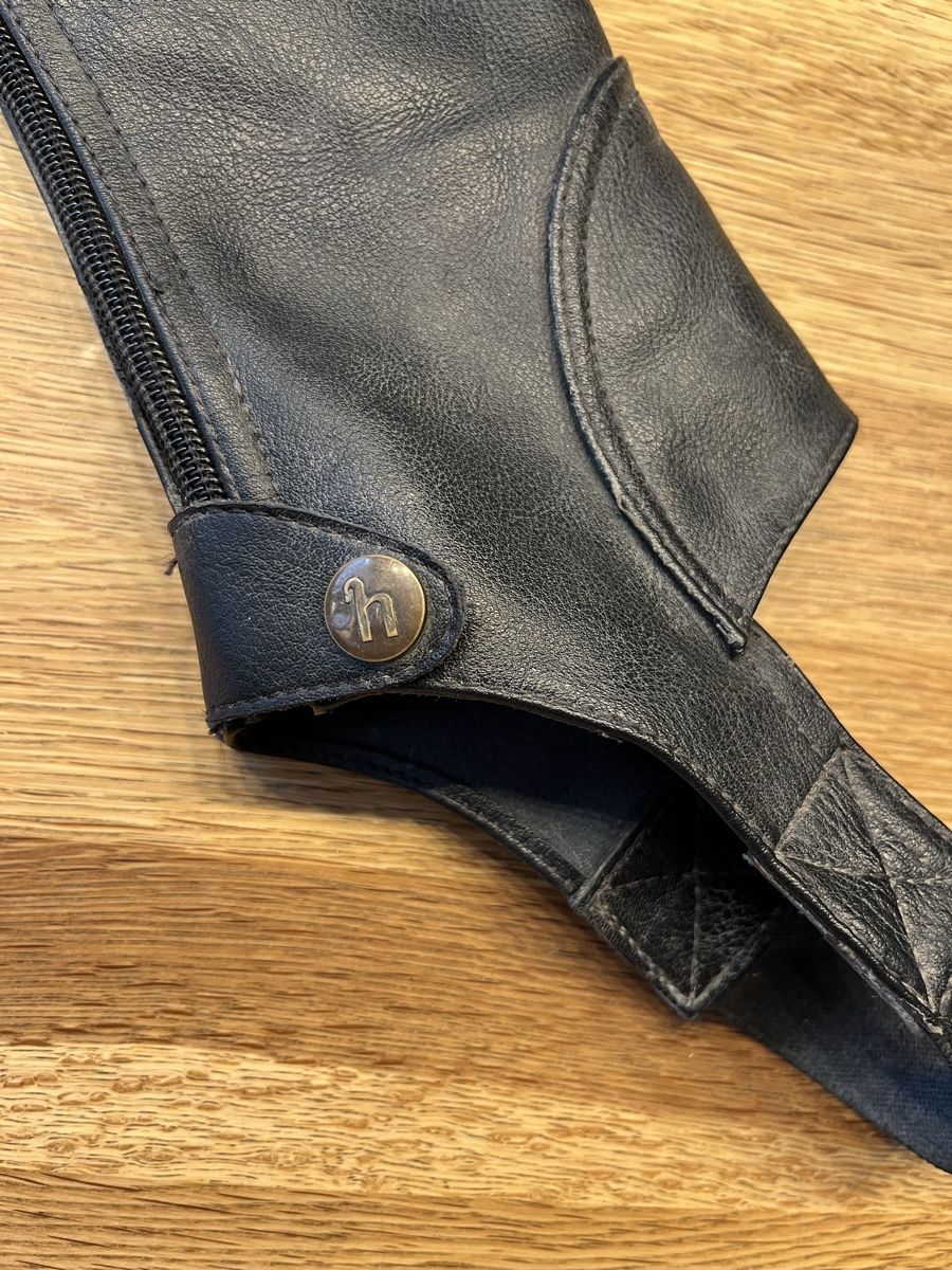 Stinchiere & Fasciature: Schwarze Leder Chaps / Stiefelschäfte - Top! – Usato da Wimmis venduto da Sylsd 4