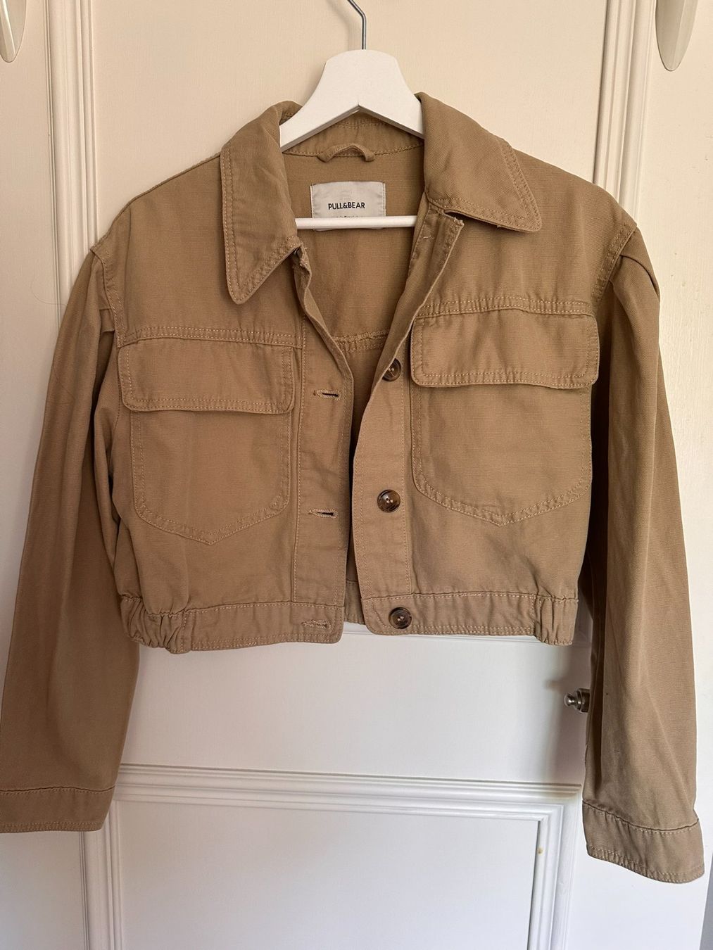 Pull&Bear Giacche: Angesagte Übergangsjacke cropped in dünklerem Beige – Nuovo (secondo la descrizione) da Oberembrach venduto da Well_Curated
