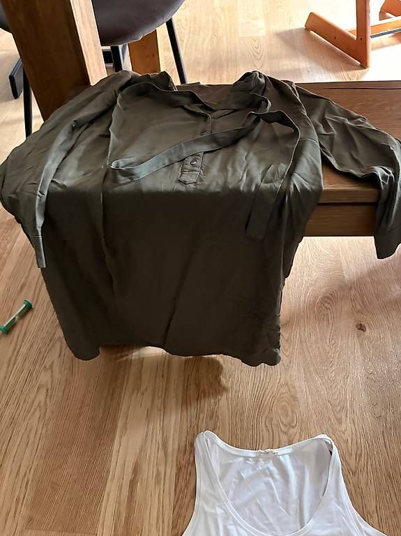 Blusen: Schwangerschaft Bluse olive mama licious s – Gebraucht aus Liebefeld von schoggiananas