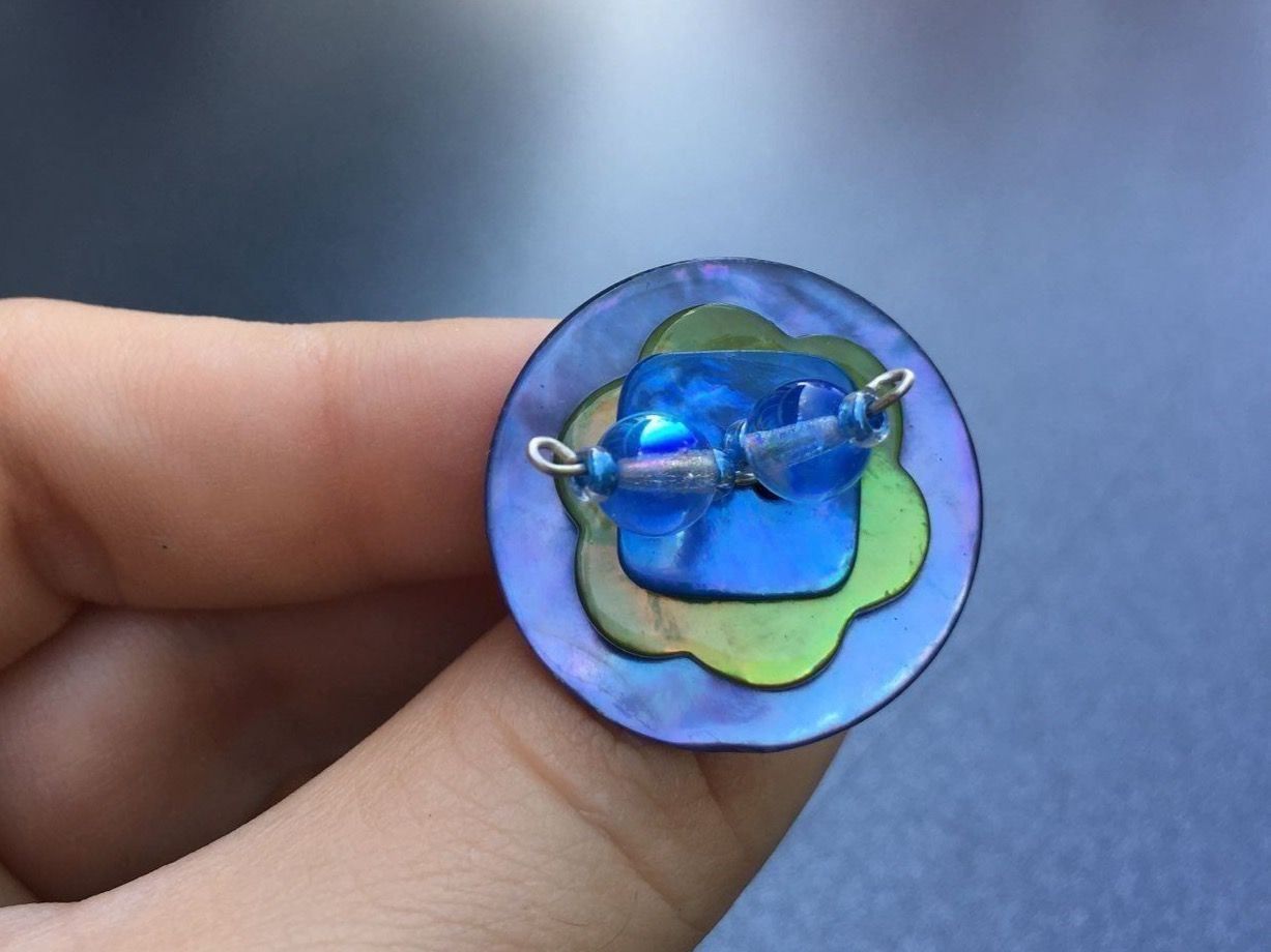 Anelli: Bague bleue fabriquée avec boutons – Nuovo (secondo la descrizione) da Veyrier venduto da Leilazizou