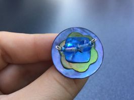 Bague bleue fabriquée avec boutons