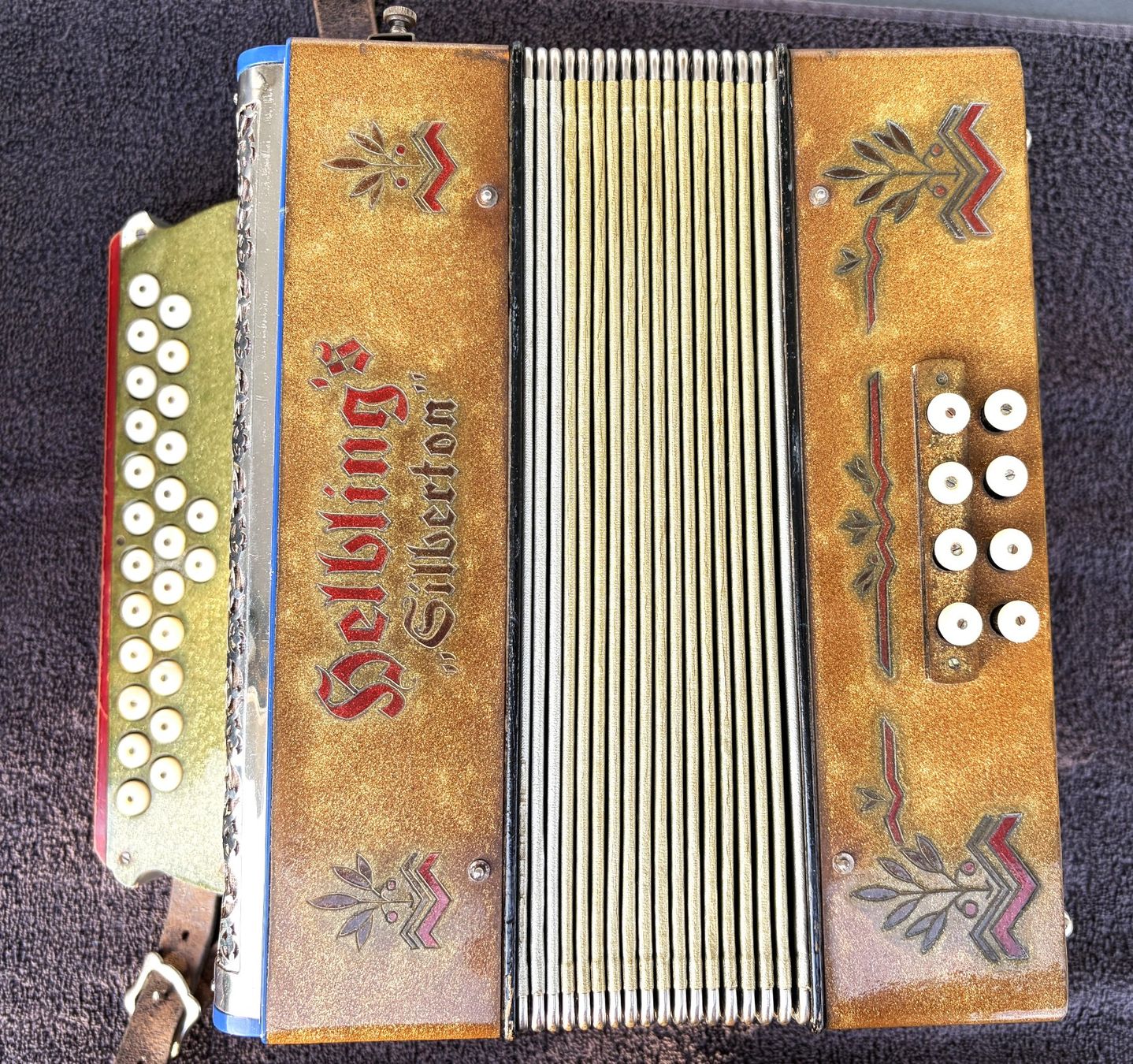 Helbling Musikinstrumente: Akkordeon Schwyzerörgeli Helbling's Silberton mit Koffer – Gebraucht aus Wangen b. Olten von Buntgemischt 3