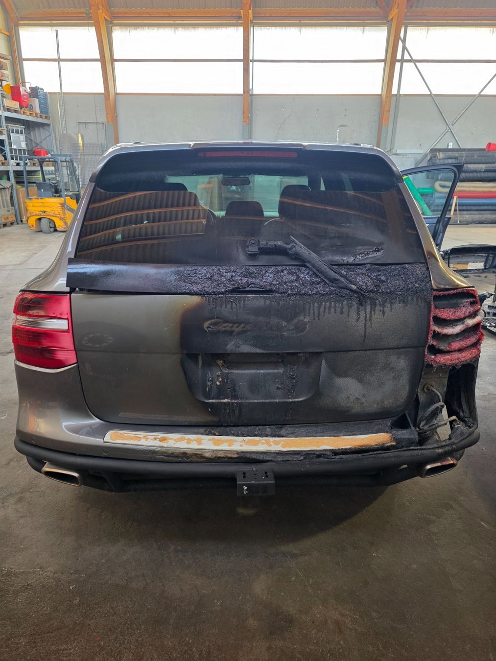 Porsche Tutti pezzi di ricambio auto: Porsche Cayenne S – Usato da Anglikon venduto da Bieterkampf 9