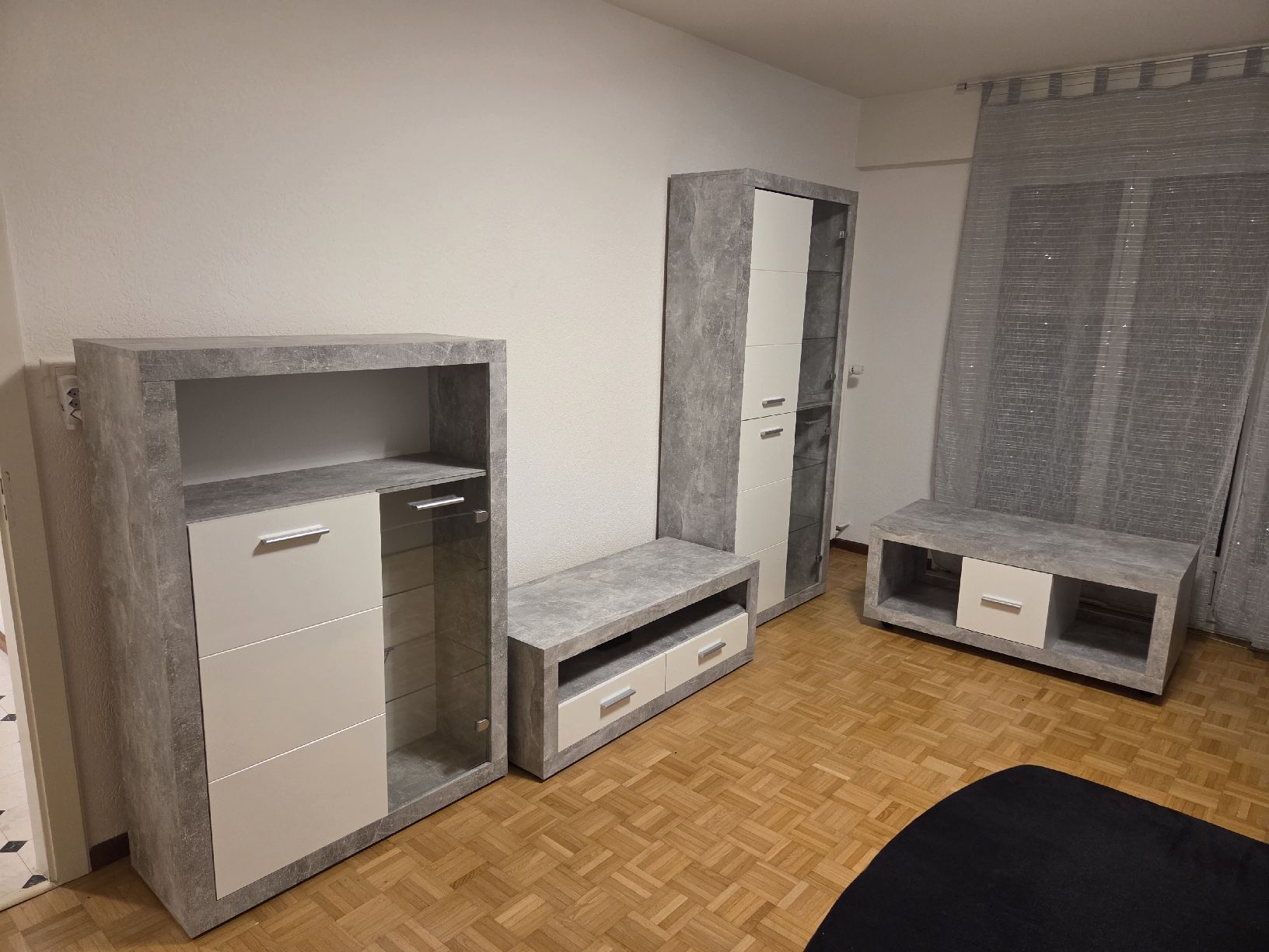 TV Möbel: paroi murale avec LED – Gebraucht aus Sierre von sav_d7g8