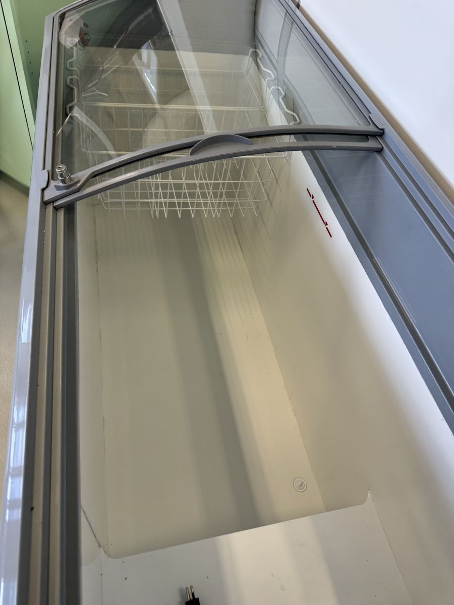 Congelatori: Gefriertruhe mit Glasscheiben gross – Usato da Zuchwil venduto da Bluejay79 1
