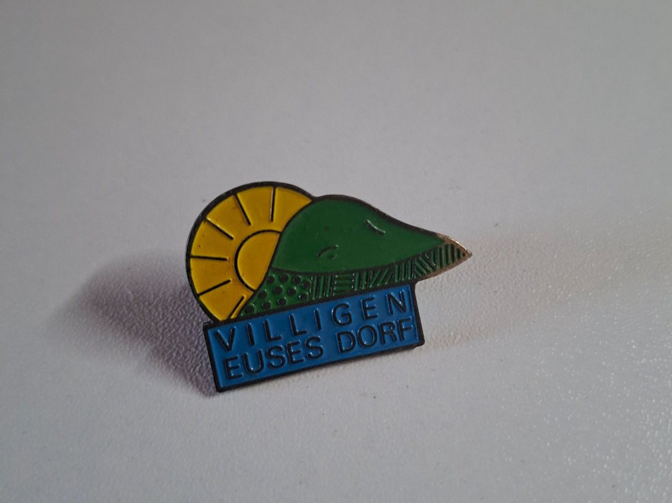 Plaketten & Abzeichen: Pin Villigen Euses Dorf – Gebraucht aus Erlinsbach von pfunky