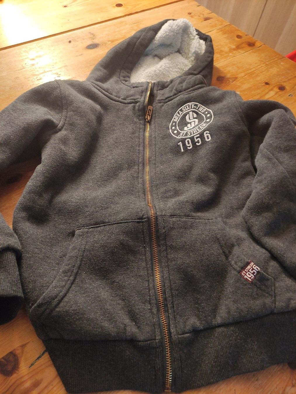 Giacche & Cappotti: Gefütterte Sweatjacke – Usato da Mümliswil venduto da Andreablaukatze