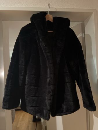 Schwarzer Kuschel-Fellmantel – Warm durch den Winter!