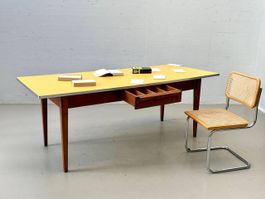 Vintage Mid-Century Schreibtisch –Holz & Metallkante