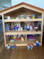 Grosses Holzpuppenhaus inkl Puppen und Mobiliar