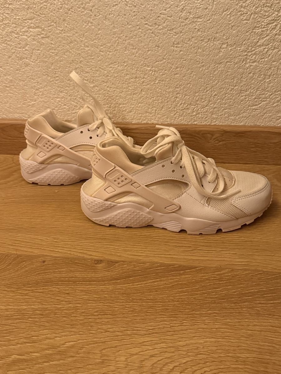 Nike Chaussures femmes: Nike Turnschuhe Weiss – D'occasion à Bolligen par lee_orange