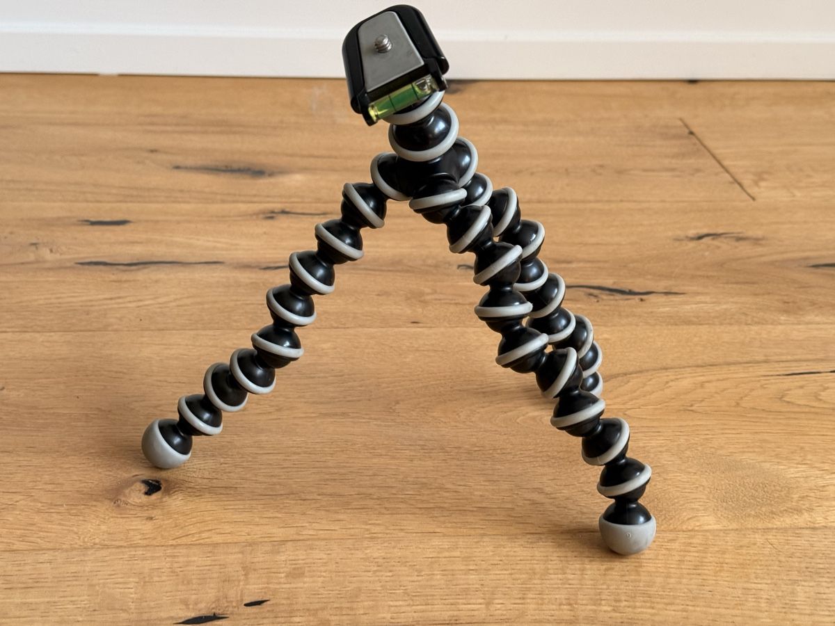 Treppiedi & Teste: Flexible Gorilla Tripod - Compact & Versatile Camera Mount – Nuovo (secondo la descrizione) da Basel venduto da Mauve3