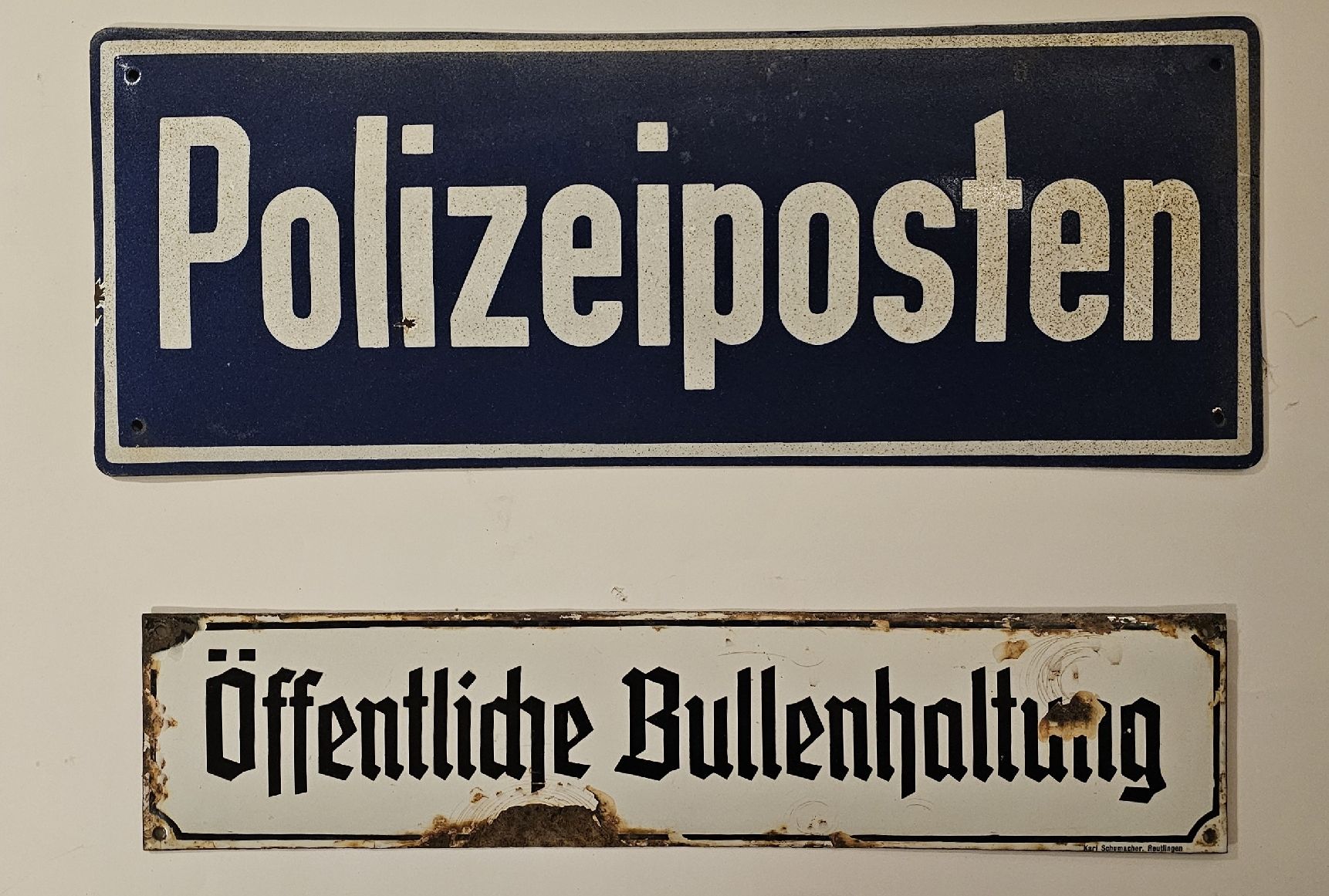 Insegne: 2 Emailschilder -  POLIZEI - Extraklasse! ORIGINAL!!! – Usato da Hersberg venduto da Reklamemuseum
