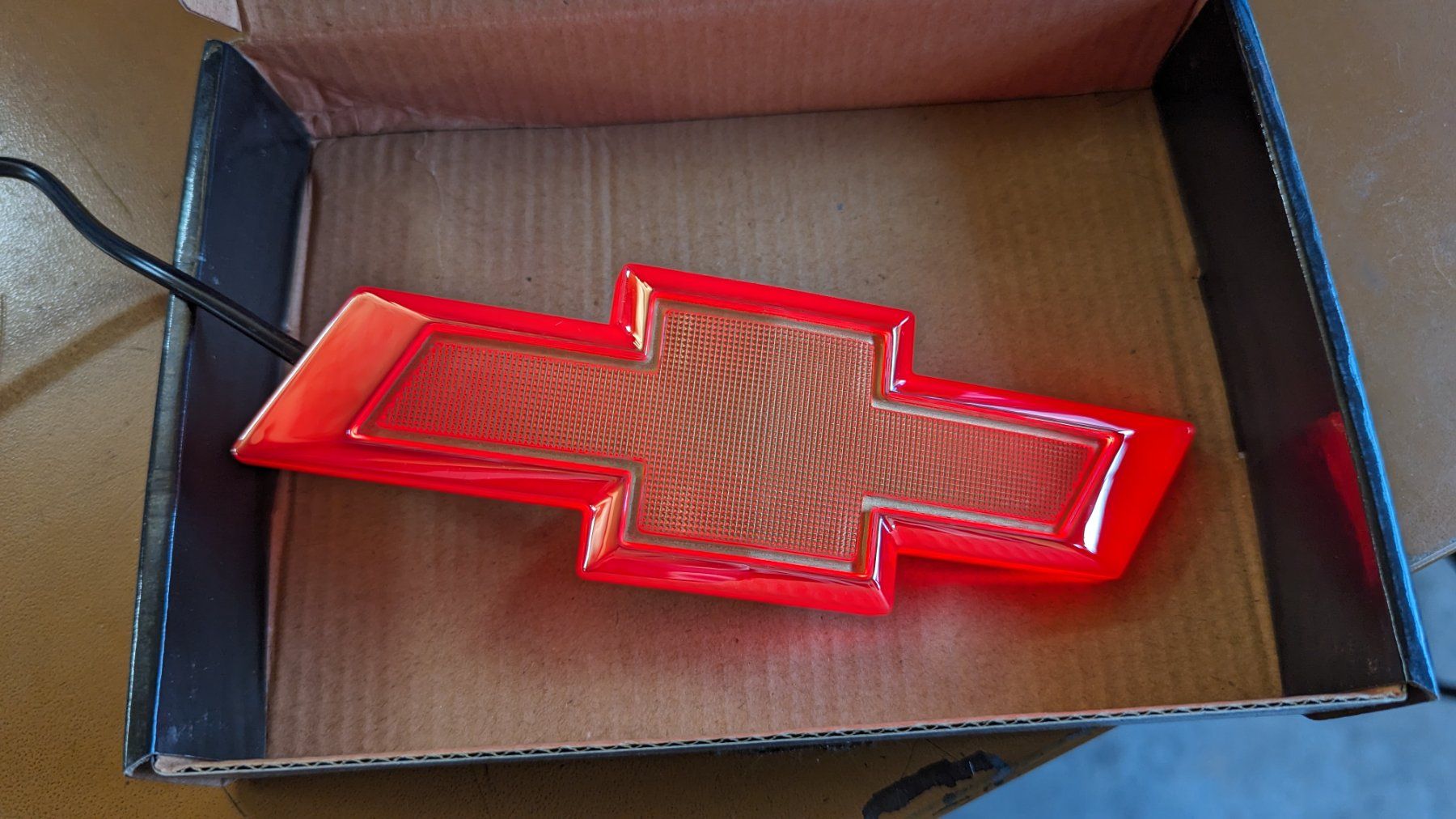 Tutti pezzi di ricambio auto: Chevy Bowtie Logo beleuchtet Rot – Nuovo e nell'imballaggio originale da Walenstadt venduto da Dreamtronic