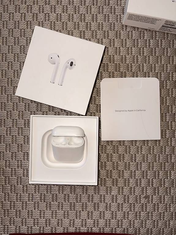Cuffie: Apple AirPods 2. Generation Ladecase – Usato da Löhningen venduto da and_q8st
