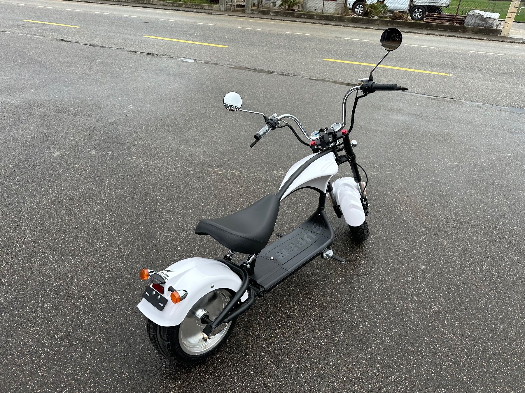 Next Electric Motors Scooter: Scooter Eléctrique Chopper White – Usato da Courrendlin venduto da audittfl