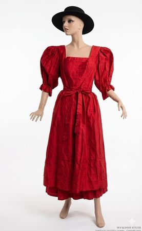 Traumhaftes Vintage Seidentaft Kleid – Kirschrot – NEU